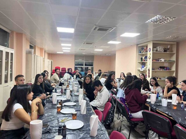 Muğla’da üniversite öğrencileri seramik vazo boyama atölyesinde buluştu