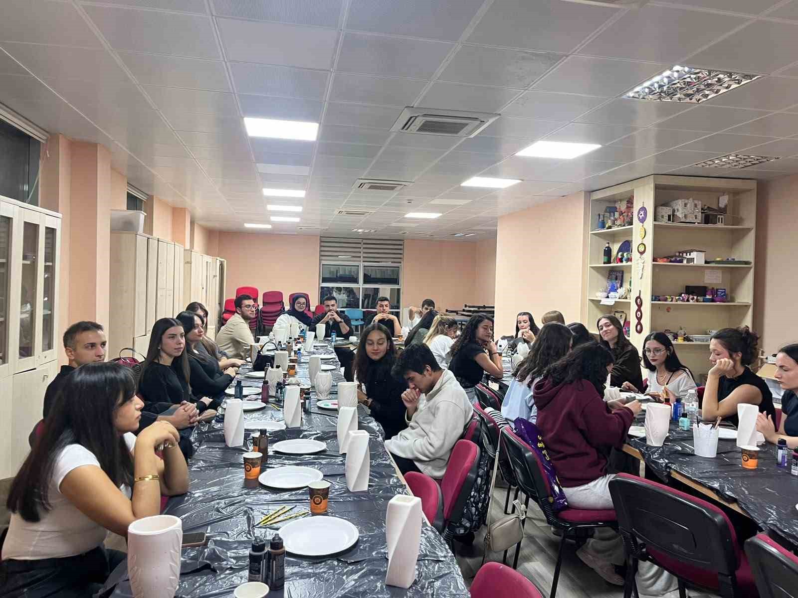 Muğla’da üniversite öğrencileri seramik vazo boyama atölyesinde buluştu