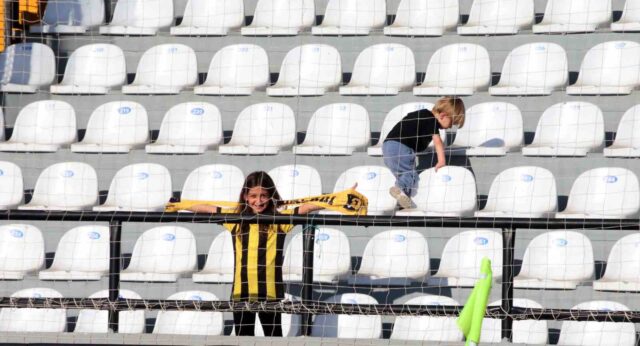 Tribünde tek başına, İstanbulspor aşkı mesafe tanımıyor