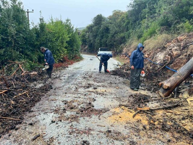 Marmaris’te sağanak sonrası belediye ekiplerinden müdahale